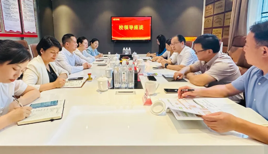 攜手共育英才！華逸府&湖南食品藥品職業(yè)學(xué)院校企合作簽約授牌儀式隆重舉行